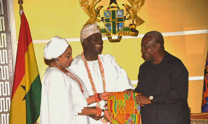 President Mahama presenting a kente stole to Olori Zaynab  Ogunwusi, wife of  His Imperial Majesty Ogunwusi Ojaja ii